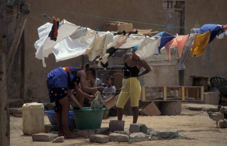 Foto de Servicio de lavandería en una casa de huéspedes en la ciudad de Santa Maria en la isla de Sal en las Islas Cabo Verde en África. Cabo Verde, Sal, mayo de 2000 - Imagen libre de derechos