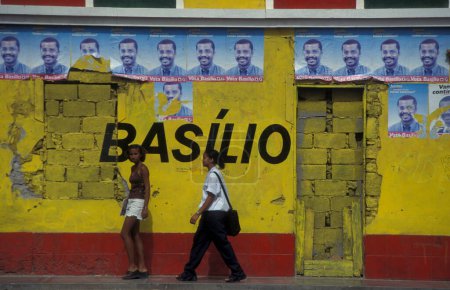 Foto de Una casa con publicidad de un partido político de la elección en la ciudad de Espargos en la isla de Sal en las islas de Cabo Verde en África. Cabo Verde, Sal, mayo de 2000 - Imagen libre de derechos