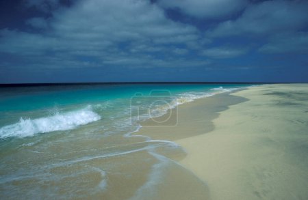 Foto de Playa de arena blanca en la ciudad de Santa Maria en la isla de Sal en las Islas Cabo Verde en África. Cabo Verde, Sal, mayo de 2000 - Imagen libre de derechos