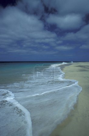 Foto de Playa de arena blanca en la ciudad de Santa Maria en la isla de Sal en las Islas Cabo Verde en África. Cabo Verde, Sal, mayo de 2000 - Imagen libre de derechos