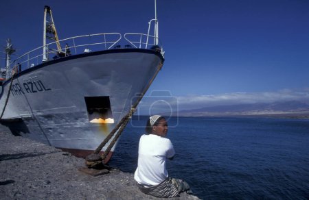 Téléchargez les photos : Travailleurs au terminal maritime Pier au port maritime de la ville Praia sur l'île de Santiago sur les îles du Cap-Vert en Afrique. Cap-Vert, Santiago, mai 2000 - en image libre de droit
