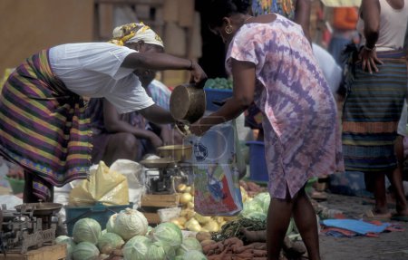 Téléchargez les photos : Femmes au marché alimentaire de la ville de Praia sur l'île de Santiago sur les îles du Cap-Vert en Afrique. Cap-Vert, Santiago, mai 2000 - en image libre de droit