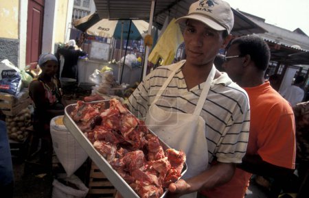 Foto de Gente en el Mercado de Alimentos de la Ciudad de Praia en la Isla de Santiago en las Islas Cabo Verde en África. Cabo Verde, Santiago, mayo de 2000 - Imagen libre de derechos