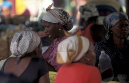 Téléchargez les photos : Les gens au marché alimentaire de la ville de Praia sur l'île de Santiago sur les îles du Cap Vert en Afrique. Cap-Vert, Santiago, mai 2000 - en image libre de droit