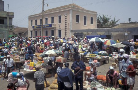 Foto de Gente en el Mercado de Alimentos de la Ciudad de Praia en la Isla de Santiago en las Islas Cabo Verde en África. Cabo Verde, Santiago, mayo de 2000 - Imagen libre de derechos