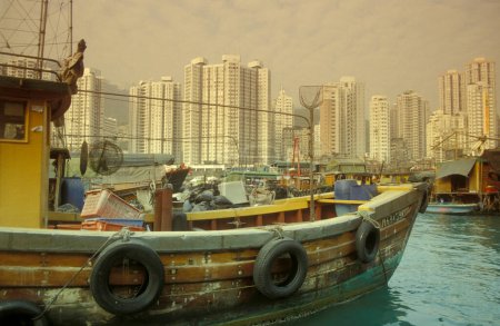 Téléchargez les photos : Le port d'Aberdeen du village de pêcheurs sur l'île Ap Lei Chau à Hongkong. Chine, Hongkong, mai 1997 - en image libre de droit