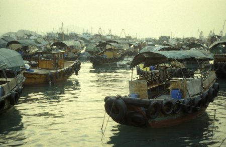 Téléchargez les photos : Le port d'Aberdeen du village de pêcheurs sur l'île Ap Lei Chau à Hongkong. Chine, Hongkong, mai 1997 - en image libre de droit