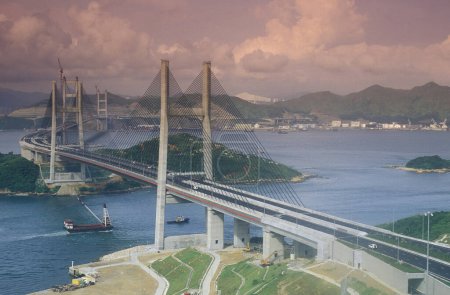 Téléchargez les photos : Le pont Tsing Ma sur le chemin de l'aéroport international de New Hong Kong Chek Lap Kok aéroport dans la ville de Hongkong à Hongkong. Chine, Hongkong, août 1998 - en image libre de droit