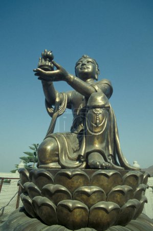 Téléchargez les photos : Le monument Big Buddha dans le village de Ngong Ping sur l'île de Lantau à Hongkong. Chine, Hongkong, mai 1997 - en image libre de droit