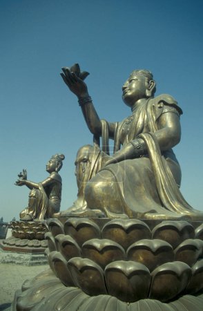 Foto de El Monumento al Gran Buda en la aldea de Ngong Ping en la isla de Lantau en Hong Kong. China, Hong Kong, mayo de 1997 - Imagen libre de derechos