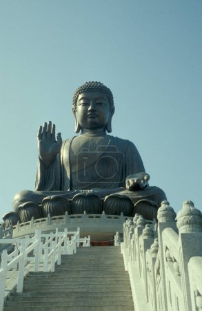 Téléchargez les photos : Le monument Big Buddha dans le village de Ngong Ping sur l'île de Lantau à Hongkong. Chine, Hongkong, mai 1997 - en image libre de droit