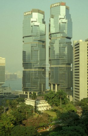 Foto de El Edificio del Centro Lippo en el Skyline de Hongkong Central en la ciudad de Hongkong en Hongkong. China, Hong Kong, diciembre de 1996 - Imagen libre de derechos