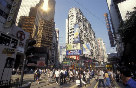 Foto de Una carretera con edificios en el centro de Hong Kong en la ciudad de Hong Kong en Hong Kong. China, Hong Kong, diciembre de 1996 - Imagen libre de derechos