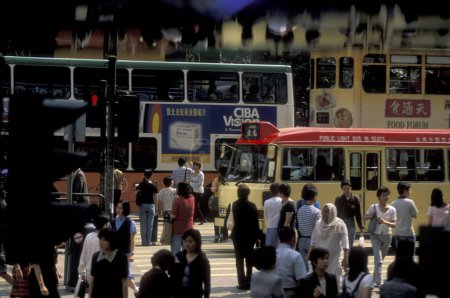 Foto de Un autobús urbano de dos pisos de Hong Kong en el centro de Hong Kong en la ciudad de Hong Kong en Hong Kong. China, Hong Kong, mayo de 1997 - Imagen libre de derechos