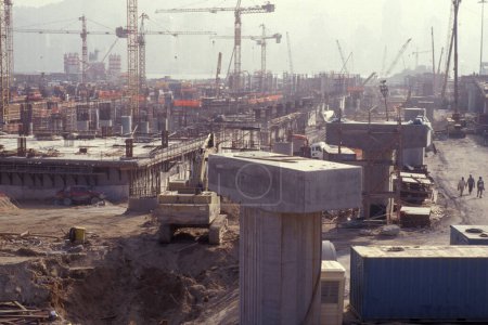 Téléchargez les photos : Une construction routière dans la ville de Hongkong à Hongkong. Chine, Hongkong, mai 1997 - en image libre de droit