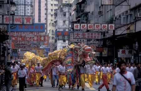 Foto de Una danza del dragón en el año nuevo chino en Yuen Long en la ciudad de Hongkong en Hongkong. China, Hong Kong, enero de 1997 - Imagen libre de derechos