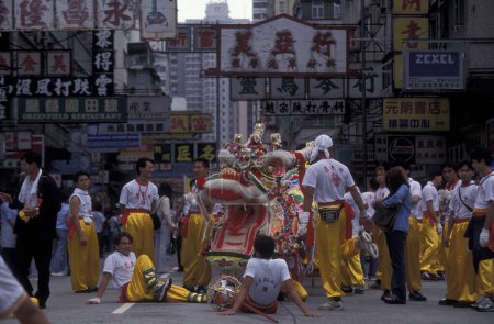 Foto de Una danza del dragón en el año nuevo chino en Yuen Long en la ciudad de Hongkong en Hongkong. China, Hong Kong, enero de 1997 - Imagen libre de derechos