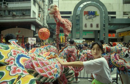 Téléchargez les photos : Une danse du dragon au Nouvel An chinois à Yuen Long dans la ville de Hongkong à Hongkong. Chine, Hongkong, janvier 1997 - en image libre de droit