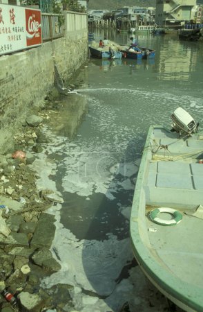 Foto de Durty wather en la costa de la aldea de pescadores de Tai O en la isla de Lantau en Hong Kong. China, Hong Kong, mayo de 1997 - Imagen libre de derechos