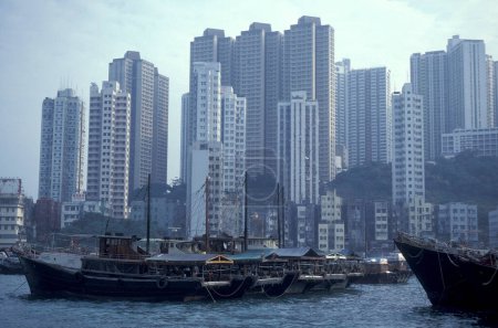 Foto de Apartamentos, casas y pisos en un rascacielos en la ciudad de Hongkong en la ciudad de Hongkong en Hongkong. China, Hong Kong, mayo de 1999 - Imagen libre de derechos