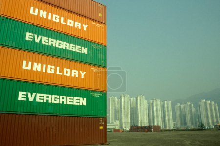 Téléchargez les photos : Le Conteneur et cargo ship Harbour dans la ville de Hongkong en Hongkong. Chine, Hongkong, mai 1997 - en image libre de droit