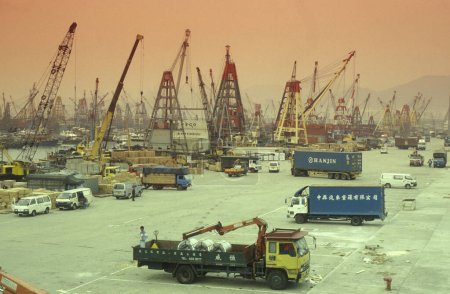 Téléchargez les photos : Le Conteneur et cargo ship Harbour dans la ville de Hongkong en Hongkong. Chine, Hongkong, mai 1997 - en image libre de droit