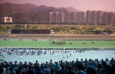 Téléchargez les photos : Une course de chevaux à Sha Tin près de la ville de Hongkong à Hongkong. Chine, Hongkong, mai 1997 - en image libre de droit