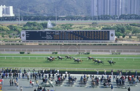 Foto de Una carrera de caballos en Sha Tin cerca de la ciudad de Hongkong en Hongkong. China, Hong Kong, mayo de 1997 - Imagen libre de derechos