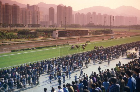 Foto de Una carrera de caballos en Sha Tin cerca de la ciudad de Hongkong en Hongkong. China, Hong Kong, mayo de 1997 - Imagen libre de derechos