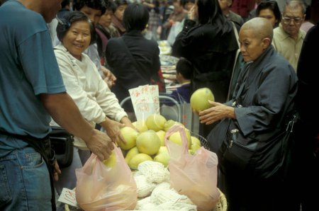 Téléchargez les photos : Le vieux marché alimentaire de la vieille ville de Tsim Sha Tsui à Kowloon dans la ville de Hongkong à Hongkong. Chine, Hongkong, mai 1997 - en image libre de droit