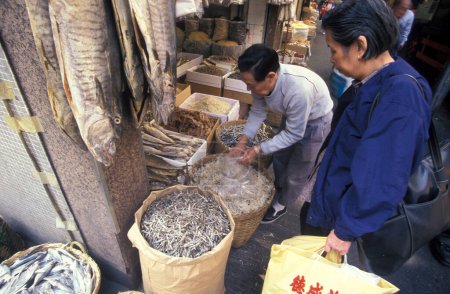 Téléchargez les photos : Un magasin de poisson sec et de crevettes sur une rue marchande du centre de la ville de Hongkong à Hongkong. Chine, Hongkong, mai 1997 - en image libre de droit