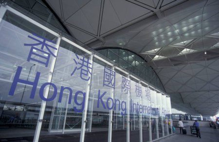 Foto de El Aeropuerto Internacional de Nueva Hong Kong Chek Lap Kok Aeropuerto en la ciudad de Hong Kong en Hong Kong. China, Hong Kong, agosto de 1998 - Imagen libre de derechos