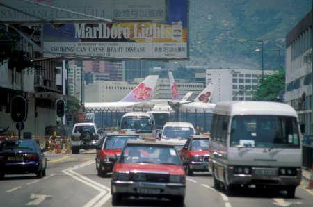 Téléchargez les photos : Asian Airlines sur l'ancien aéroport de Hongkong Kai Tak dans la ville de Hongkong à Hongkong. Chine, Hongkong, mai 1997 - en image libre de droit