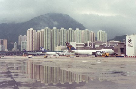 Foto de Un avión el el viejo aeropuerto de Hong Kong Kai Tak en la ciudad de Hong Kong en Hong Kong. China, Hong Kong, mayo de 1997 - Imagen libre de derechos