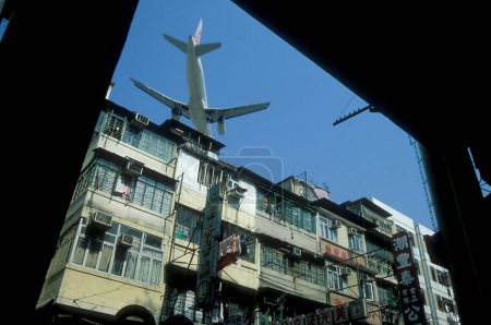 Foto de Un avión en el camino al antiguo aeropuerto de Hong Kong Kai Tak en la ciudad de Hong Kong en Hong Kong. China, Hong Kong, mayo de 1997 - Imagen libre de derechos