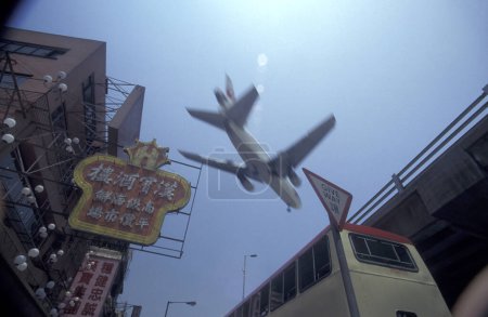 Foto de Un avión en el camino al antiguo aeropuerto de Hong Kong Kai Tak en la ciudad de Hong Kong en Hong Kong. China, Hong Kong, mayo de 1997 - Imagen libre de derechos