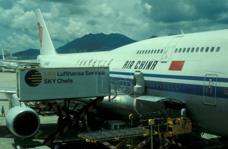 Téléchargez les photos : Un avion d'Air Chine sur l'ancien aéroport de Hongkong Kai Tak dans la ville de Hongkong à Hongkong. Chine, Hongkong, mai 1997 - en image libre de droit