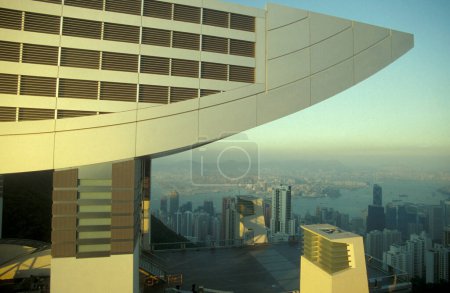 Téléchargez les photos : La station de tramway Peak avec vue sur le port de Victoria et la ligne d'horizon du centre de Hongkong du point de vue du pic Victoria dans la ville de Hongkong à Hongkong. Chine, Hongkong, mai 1997 - en image libre de droit