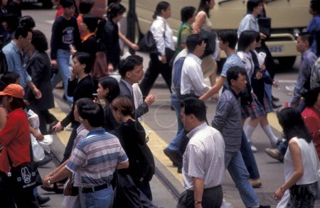 Téléchargez les photos : Personnes sur une route à Central dans la ville de Hongkong dans la ville de Hongkong à Hongkong. Chine, Hongkong, mai 1999 - en image libre de droit