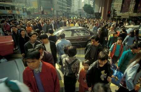 Foto de Personas en una carretera en Central en la ciudad de Hong Kong en la ciudad de Hong Kong en Hong Kong. China, Hong Kong, mayo de 1999 - Imagen libre de derechos