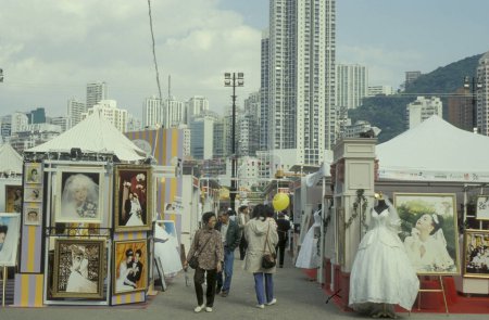 Foto de Personas en un mercado de bodas y plaza en Central en la ciudad de Hong Kong en la ciudad de Hong Kong en Hong Kong. China, Hong Kong, mayo de 1999 - Imagen libre de derechos