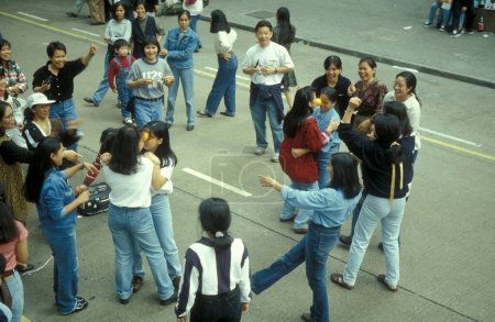 Foto de Mujeres trabajadoras y migrantes de Filipinas se reúnen un domingo en una carretera cerrada en la ciudad de Hongkong en Hongkong. China, Hong Kong, octubre de 1996 - Imagen libre de derechos