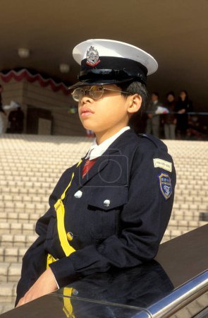 Téléchargez les photos : La police de Hong Kong au travail à Tsim Sha Tsui à Kowloon dans la ville de Hongkong à Hongkong. Chine, Hongkong, février 1997 - en image libre de droit