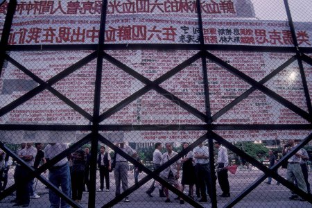 Foto de Personas e informaciones en un muro, en una marcha de la Democracia en China antes de la entrega de Hong Kong a China en la ciudad de Hong Kong en Hong Kong. China, Hongkong, Mai ,1997 - Imagen libre de derechos