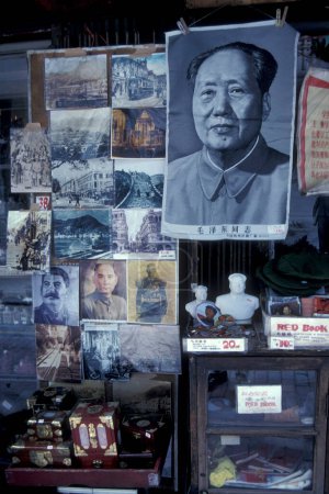 Foto de Una tienda con souveniers chinos en Kowloon en la ciudad de Hongkong en Hongkong. China, Hong Kong, mayo de 1997 - Imagen libre de derechos