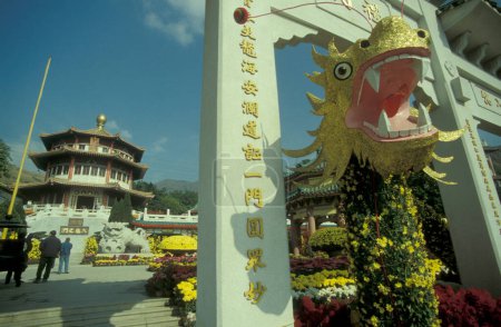 Foto de Un templo chino indefinido y sin nombre en un parque en la ciudad de Hong Kong en Hong Kong. China, Hong Kong, mayo de 1997 - Imagen libre de derechos