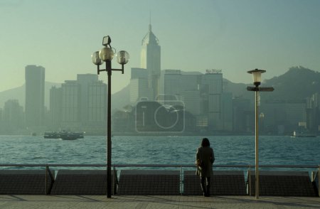 Foto de El puerto de Victoria frente al horizonte de Hongkong Central desde el punto de vista de Kowloon en la ciudad de Hongkong en Hongkong. China, Hong Kong, mayo de 1999 - Imagen libre de derechos