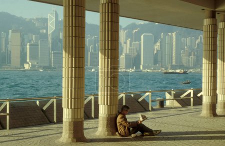 Téléchargez les photos : La vue sur le port de Victoria en face de la Skyline of Central Hongkong du point de vue de Kowloon dans la ville de Hongkong à Hongkong. Chine, Hongkong, mai 1999 - en image libre de droit