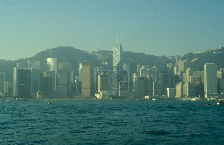 Foto de Una vista sobre el puerto de Victoria en frente del horizonte de Hong Kong Central desde el punto de vista de Kowloon en la ciudad de Hong Kong en Hong Kong. China, Hong Kong, mayo de 1999 - Imagen libre de derechos