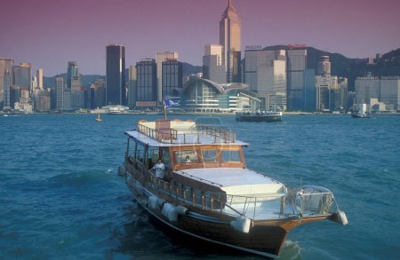 Téléchargez les photos : Trafic maritime avec vue sur le port de Victoria en face de la Skyline du centre de Hongkong du point de vue de Kowloon dans la ville de Hongkong à Hongkong. Chine, Hongkong, mai 1999 - en image libre de droit
